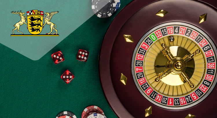 Draufsicht auf einen Roulette-Tisch mit Kessel, Kugel und verteilten Spielchips. Im oberen Bereich ist das Landeswappen von Baden-Württemberg dargestellt