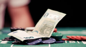 Euro-Geldscheine auf einem Roulette-Tisch in einer deutschen Spielbank