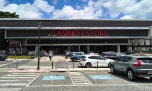 Wartende Pokerspieler vor dem Casino Estoril