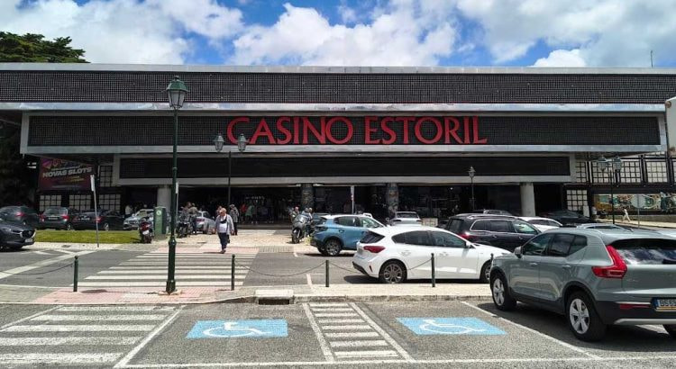 Wartende Pokerspieler vor dem Casino Estoril