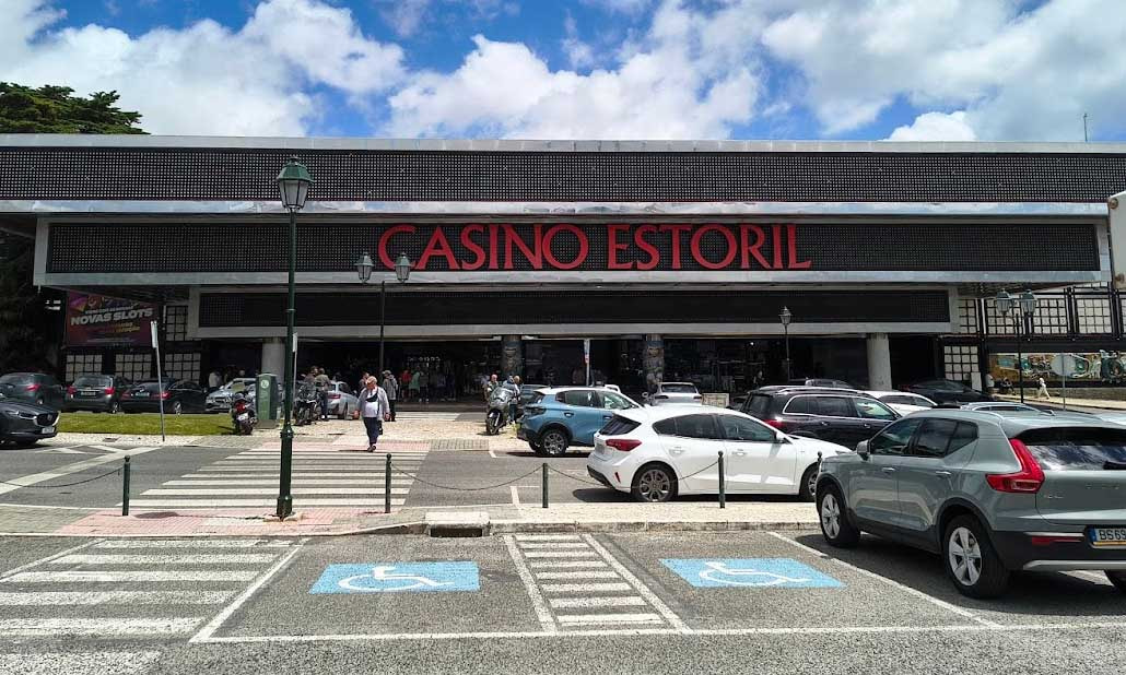 Wartende Pokerspieler vor dem Casino Estoril