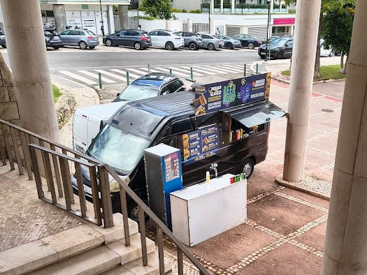 Burger-Foodtruck vor dem Casino Estoril