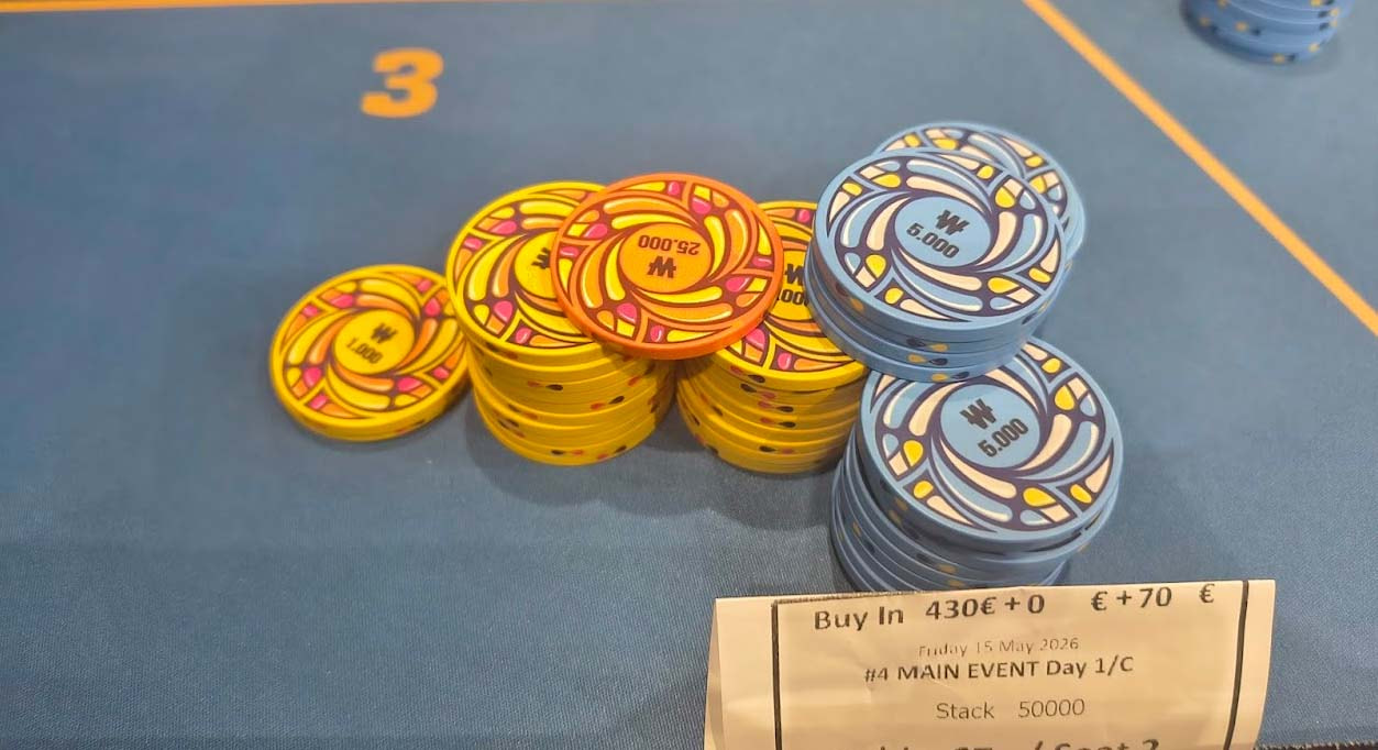 Pokerchips auf einem Tisch im Casino Estoril