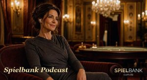 Elegant gekleidete Frau mit Ohrhörern lauscht dem Spielbank Podcast in einem stimmungsvoll beleuchteten Casino-Salon — Sinnbild für das Dealer-Interview.