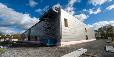 Montage der Metallfassade der Spielbank Siegburg