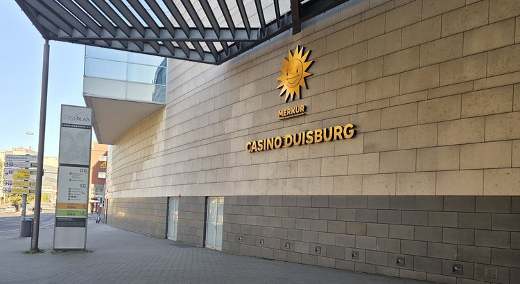 Fassade des Casino Duisburg im CityPalais mit Merkur-Sonne und goldenem Schriftzug