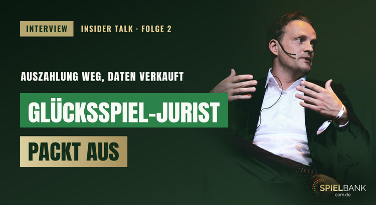 Glücksspiel-Jurist Steven Vrolijk bei einem Vortrag auf der Bühne, daneben der Interview-Titel Auszahlung weg, Daten verkauft.