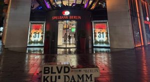 Eingang der Spielbank Berlin am Kurfürstendamm 31 bei Nacht, im Vordergrund das Schild BLVD Ku'damm