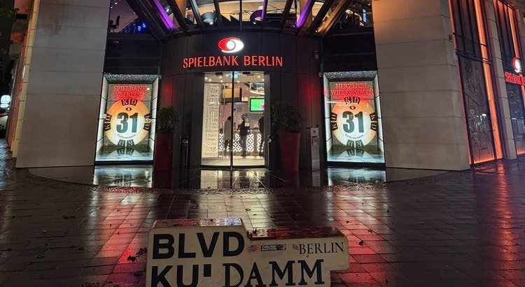 Eingang der Spielbank Berlin am Kurfürstendamm 31 bei Nacht, im Vordergrund das Schild BLVD Ku'damm
