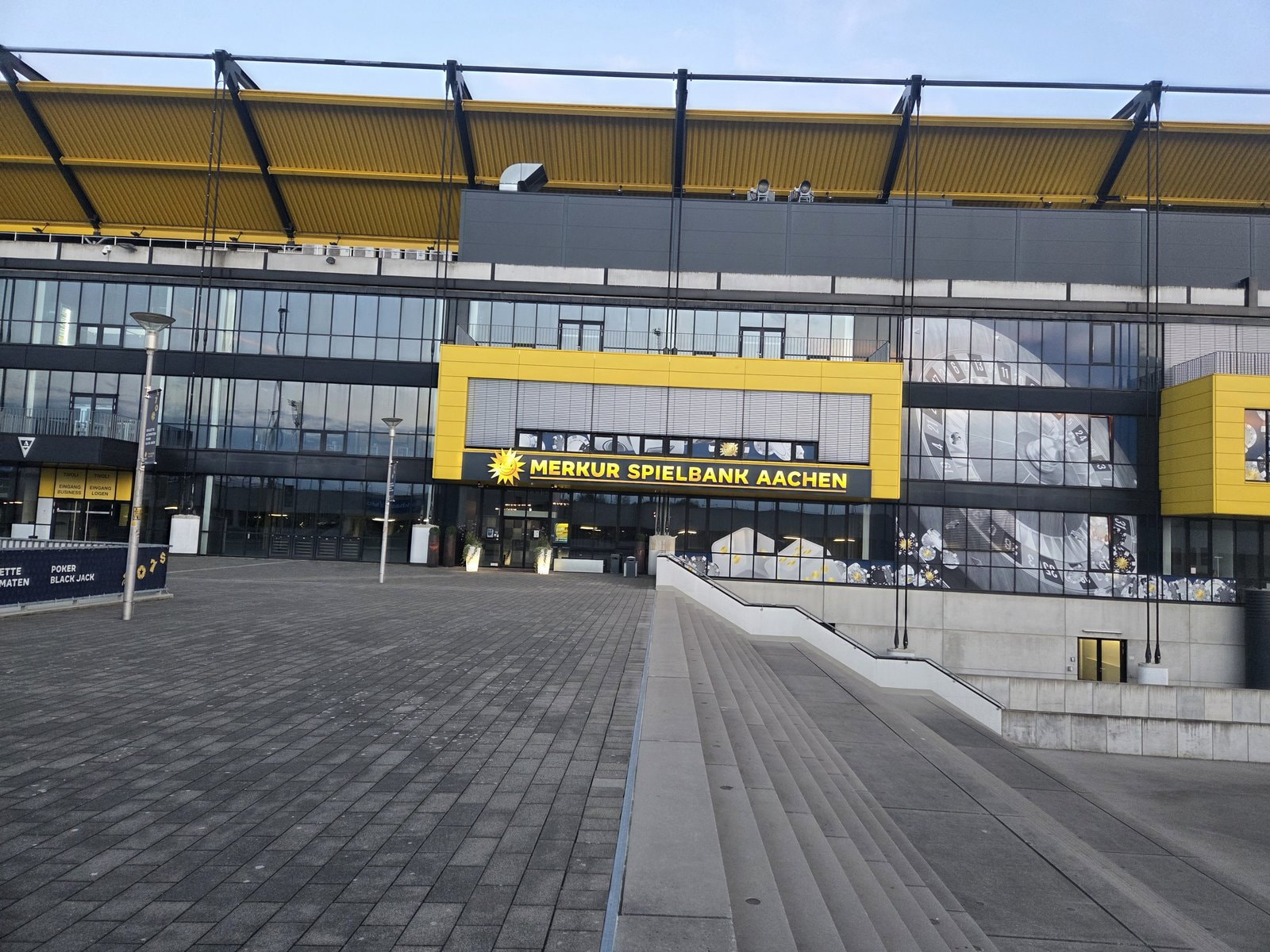 Fassade der Merkur Spielbank Aachen am Tivoli-Stadion mit gelbem Schriftzug
