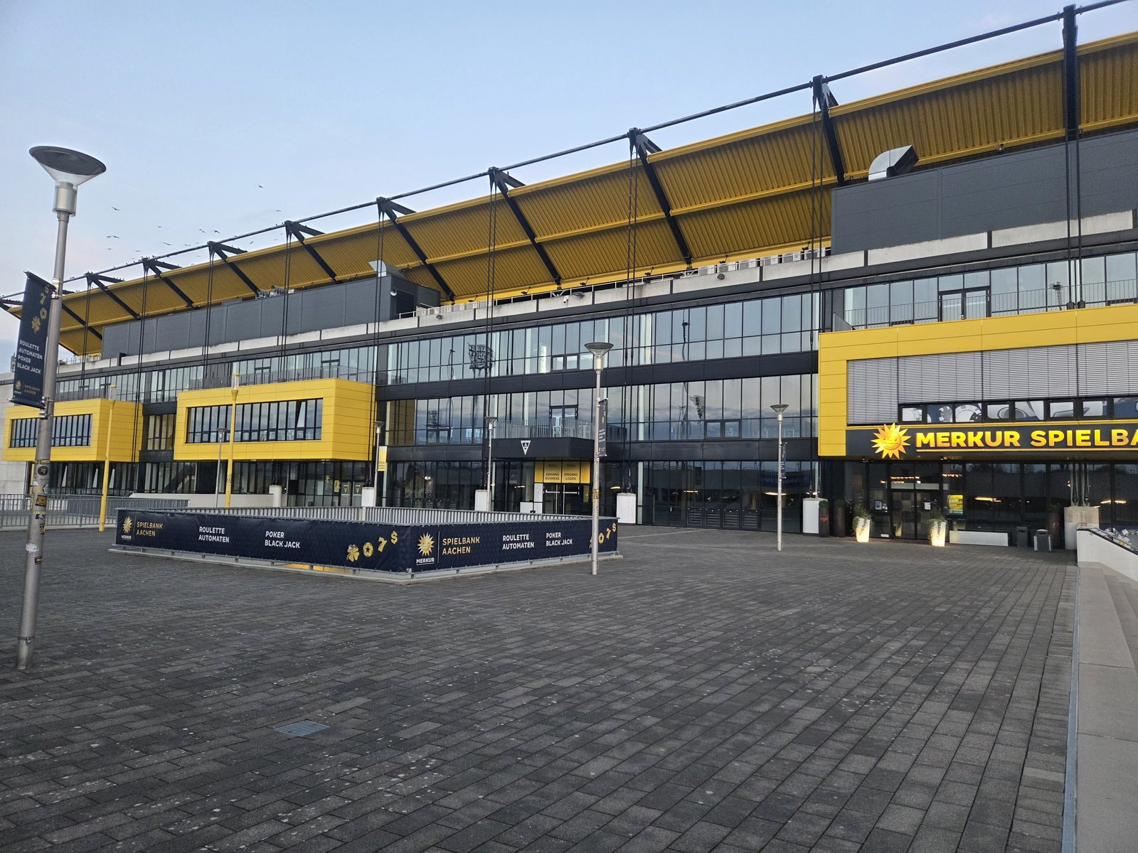 Vorplatz des Tivoli mit Hinweisbannern zu Roulette, Automaten, Poker und Black Jack
