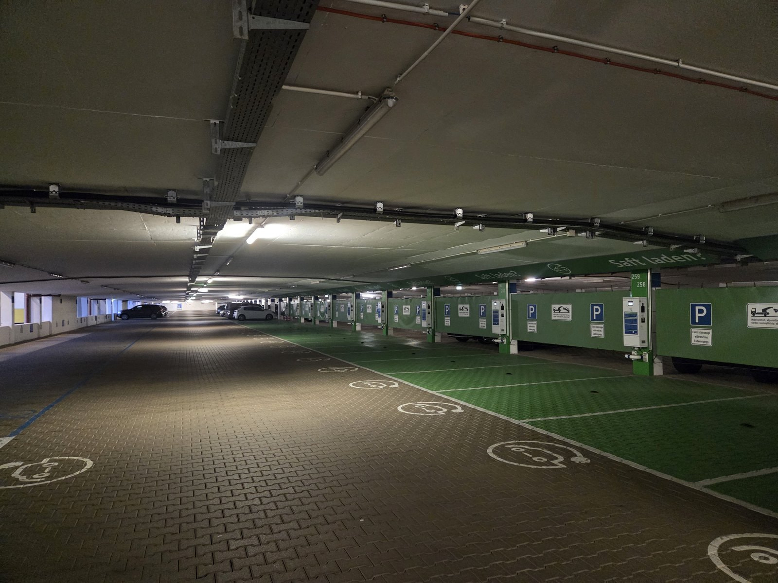Ladesäulen im Parkhaus Tivoli direkt neben der Spielbank