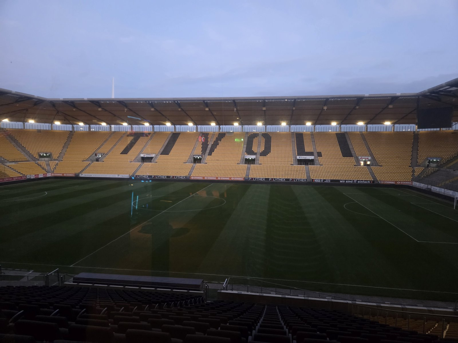 Blick aus dem Raucherbereich der Spielbank in das beleuchtete Tivoli-Stadion