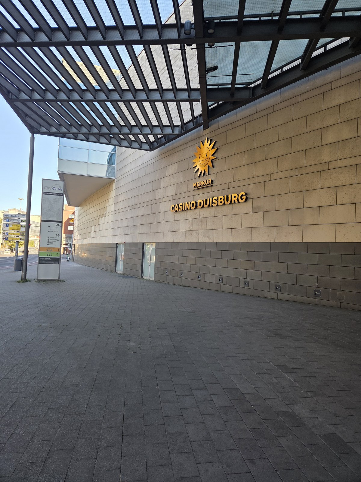 Merkur-Sonne und Schriftzug Casino Duisburg an der Fassade des CityPalais