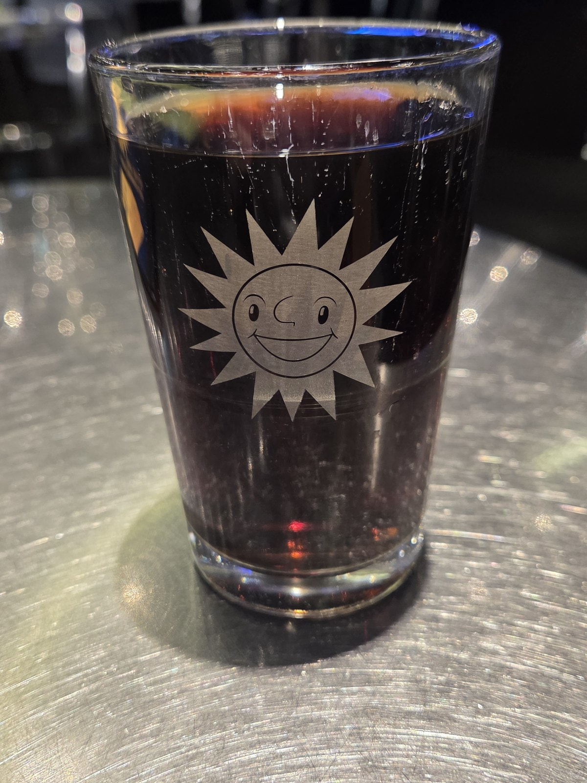 Glas mit Merkur-Sonne und Cola an der Bar des Casino Duisburg