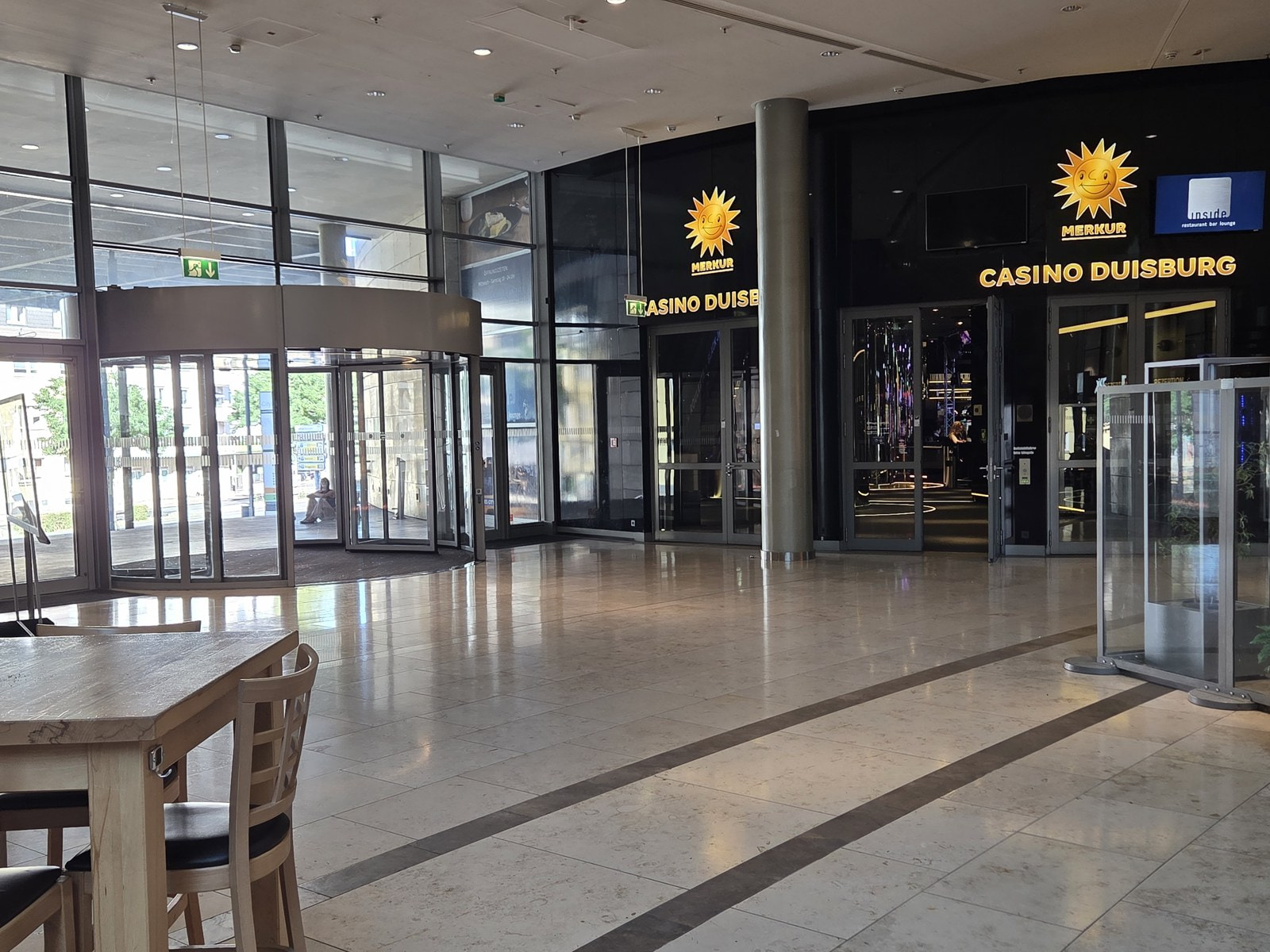 Eingang des Casino Duisburg in der Mall des CityPalais mit Merkur-Logo