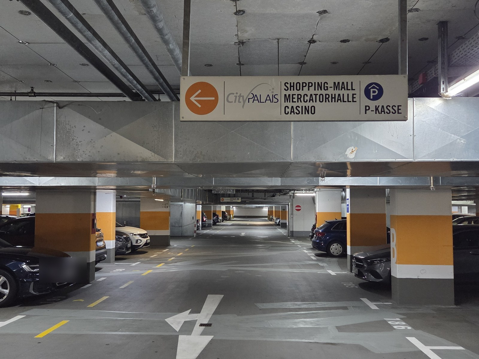 Wegweiser zum Casino in der Tiefgarage des CityPalais Duisburg