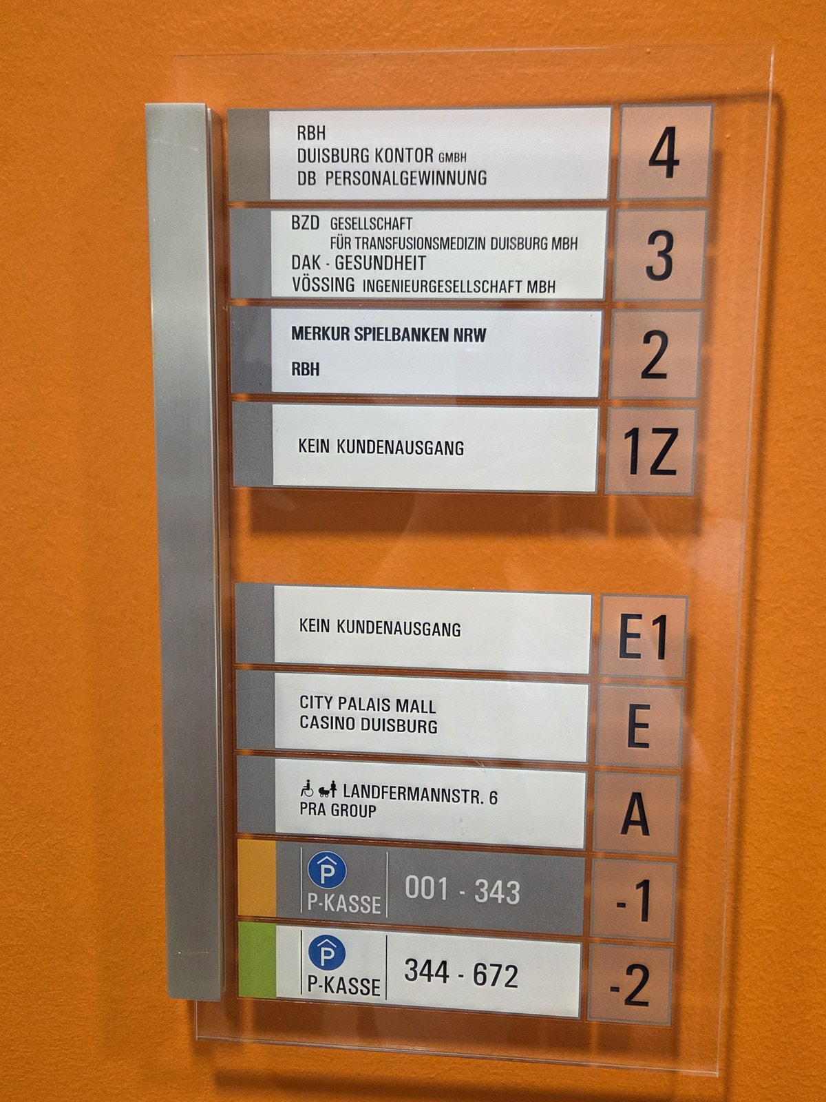Etagenübersicht am Aufzug der Tiefgarage CityPalais mit Ebene Casino Duisburg