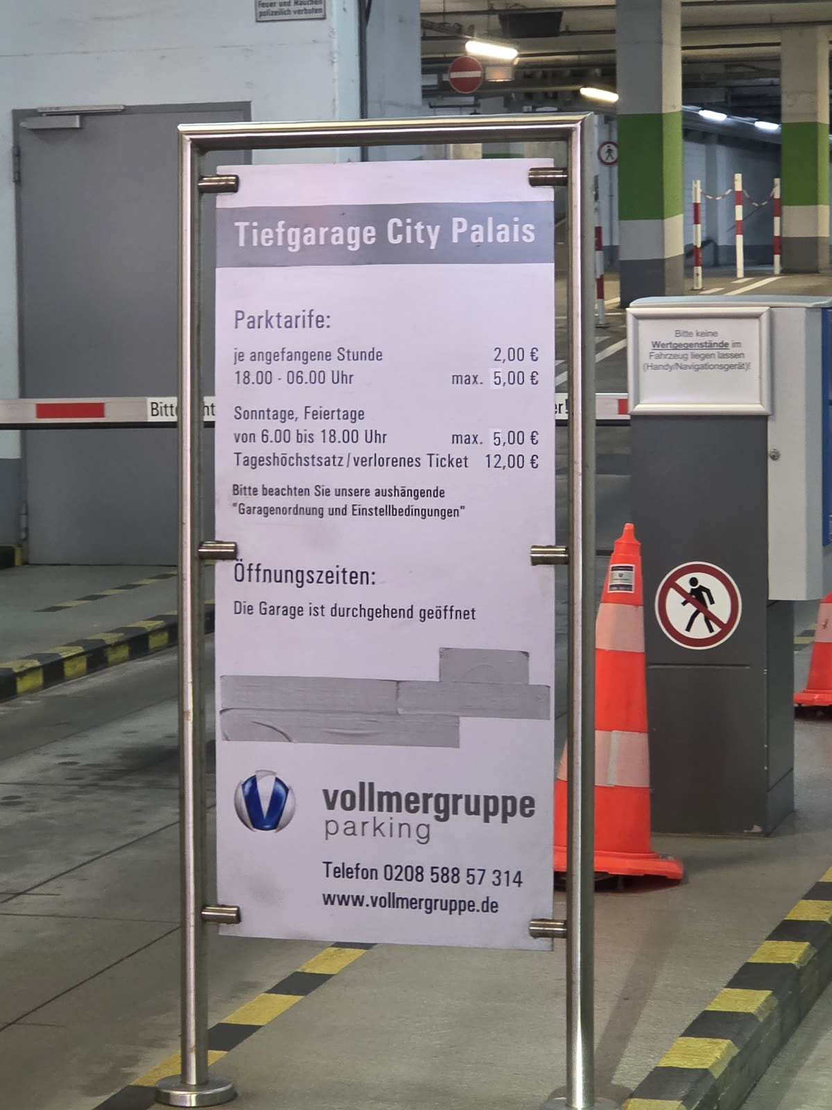 Tariftafel der Tiefgarage City Palais Duisburg mit Parkgebühren