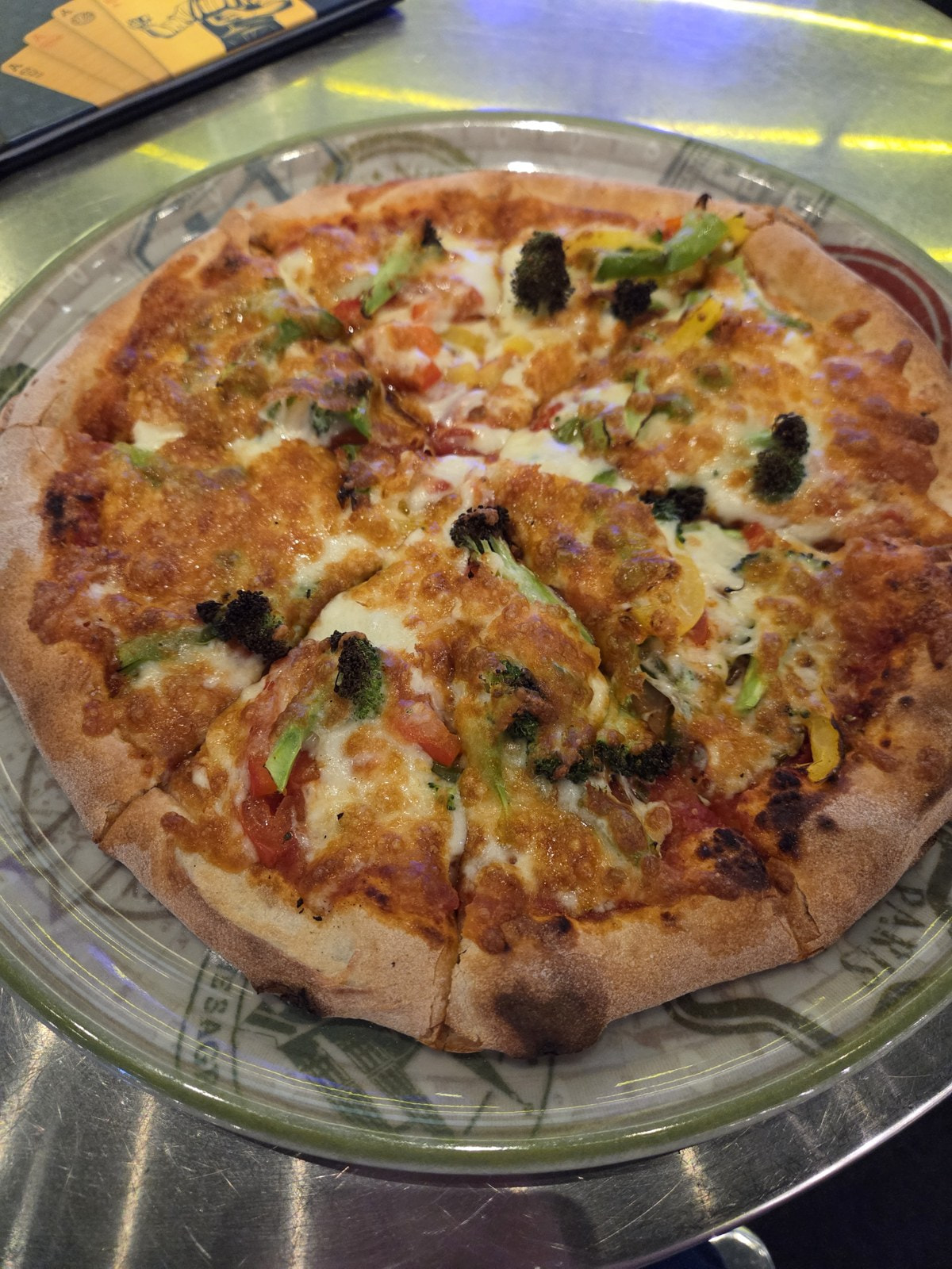 Pizza mit Gemüse an der Bar des Casino Duisburg