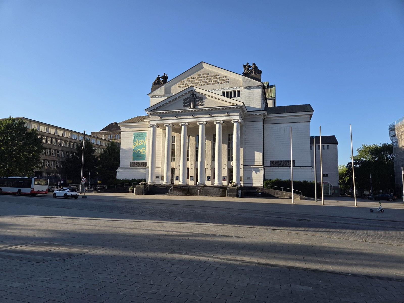 Theater Duisburg mit Säulenportal gegenüber dem CityPalais
