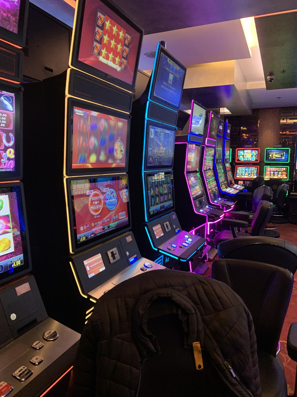 Reihe von Spielautomaten mit Power Stars in der Spielbank Hannover