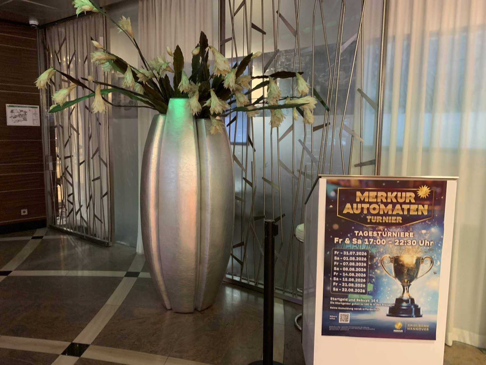 Plakat zum Merkur Automatenturnier im Foyer der Spielbank Hannover