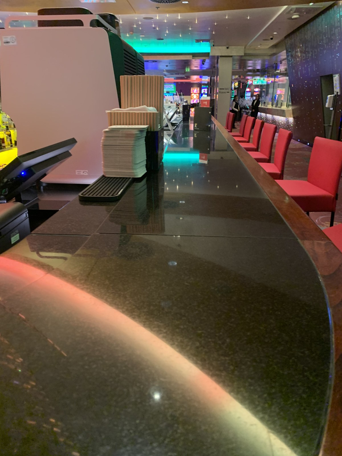 Lange Bar mit roten Barhockern im Spielsaal der Spielbank Hannover
