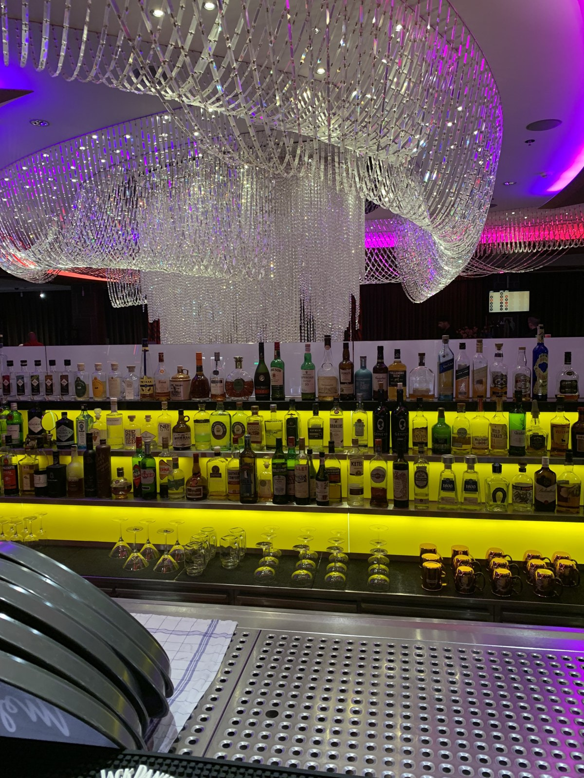 Kristall-Lüster über dem Flaschenregal der Bar in der Spielbank Hannover