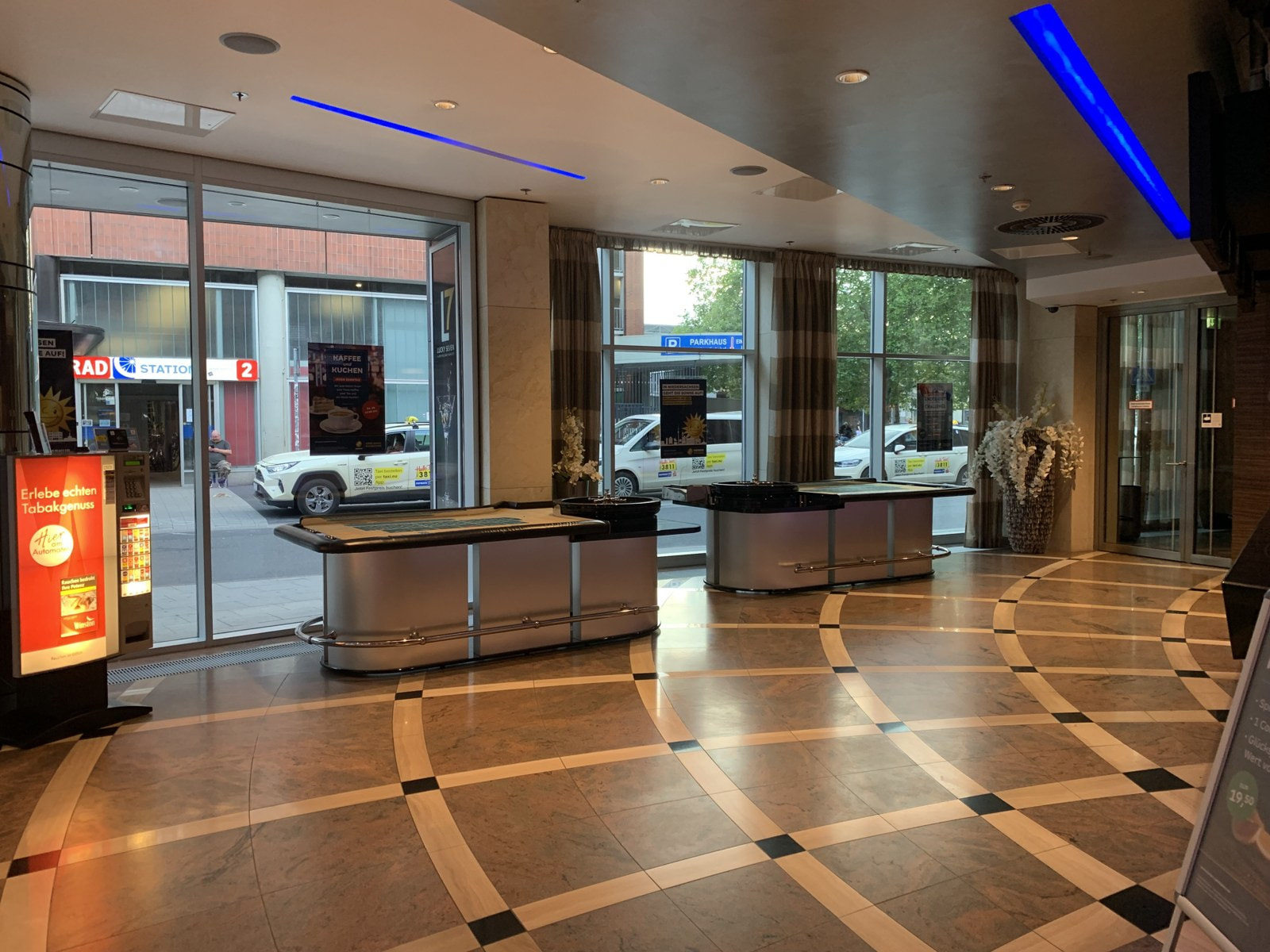 Foyer der Spielbank Hannover mit Blick zur Lister Meile