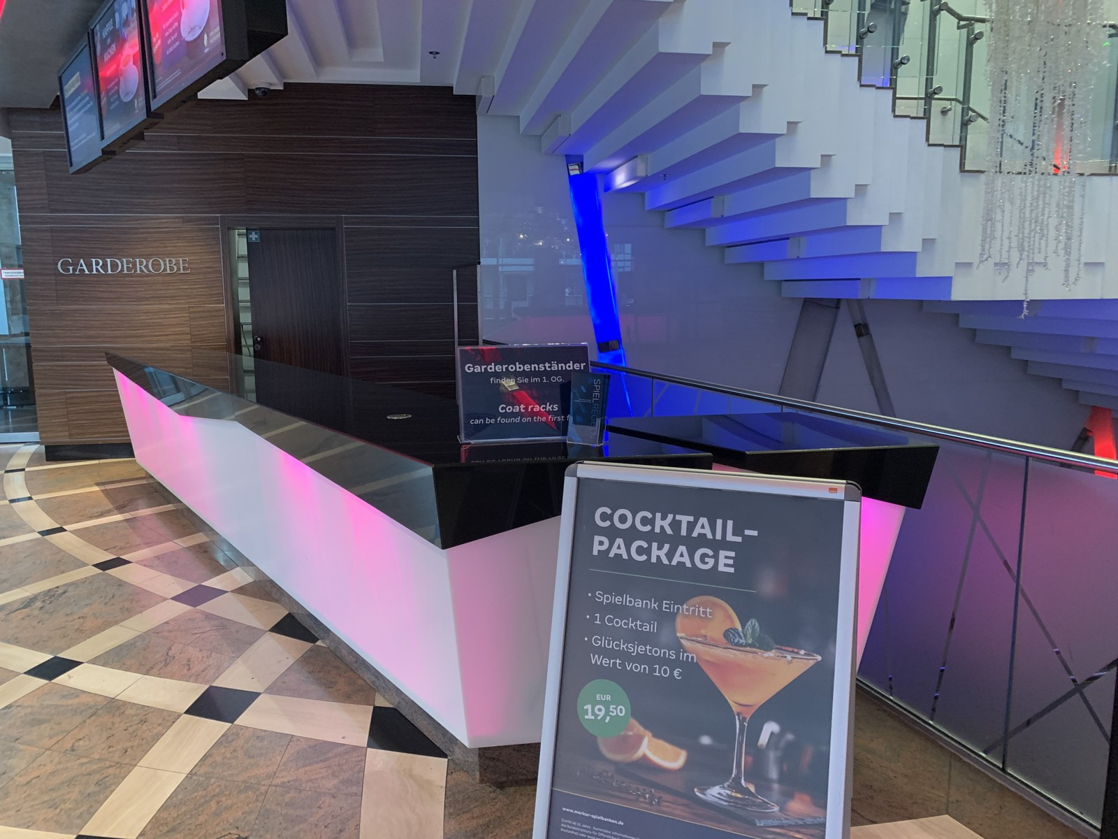 Garderobe der Spielbank Hannover mit Aufsteller zum Cocktail-Package