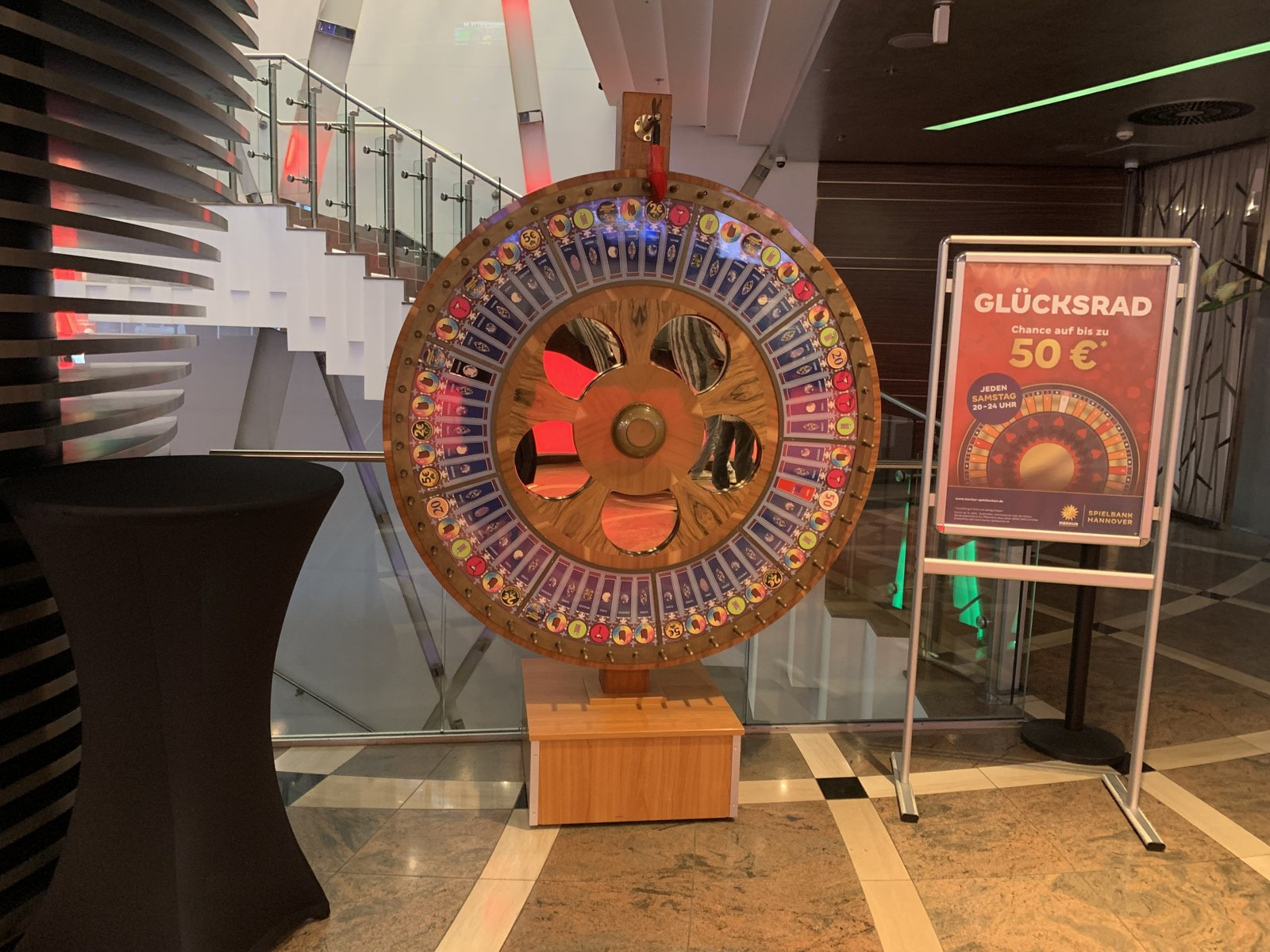 Glücksrad im Foyer der Spielbank Hannover
