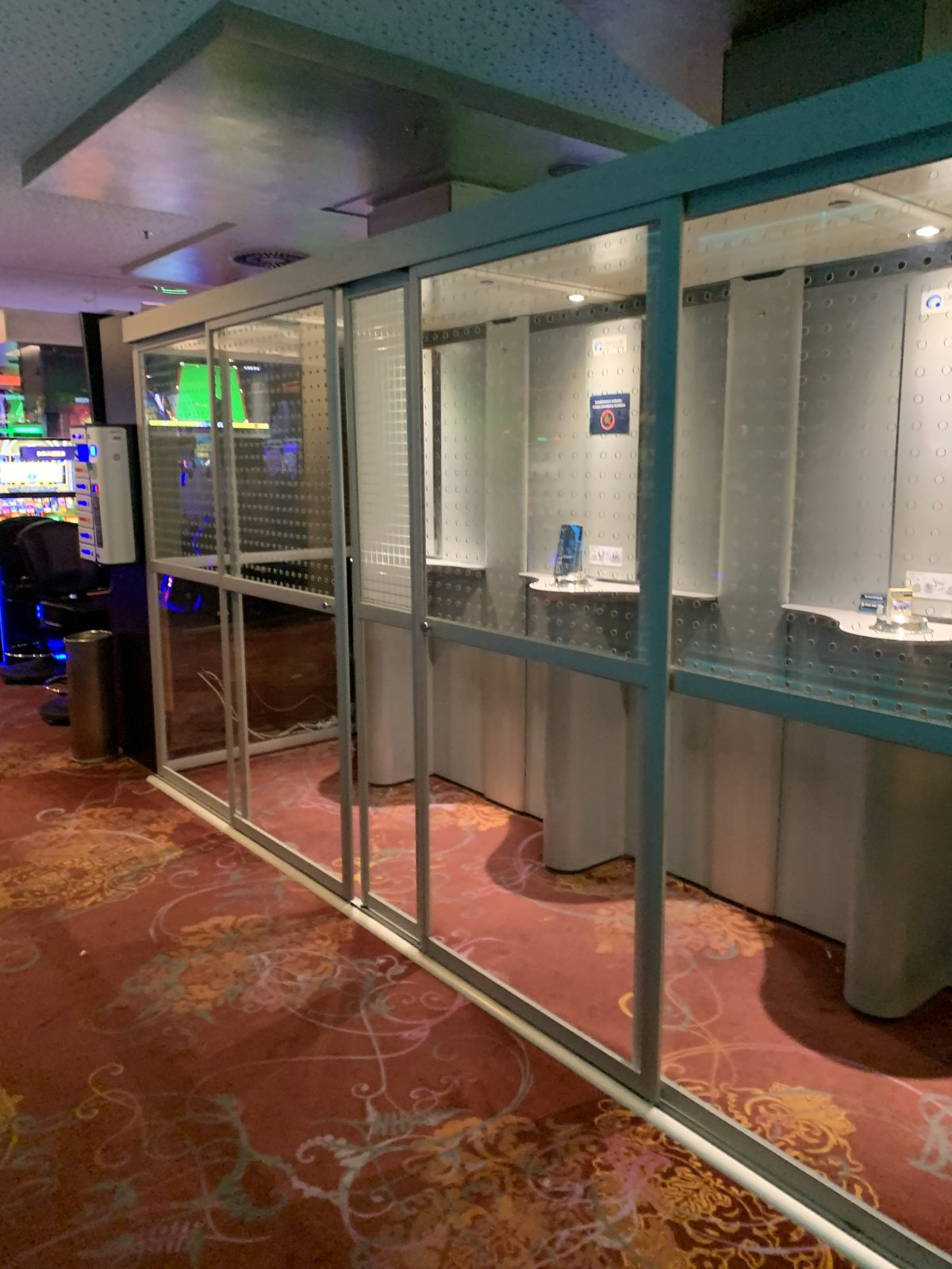 Glas-Raucherkabine im Spielsaal der Spielbank Hannover