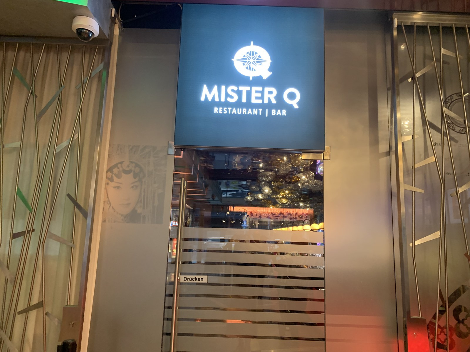 Eingang zum Restaurant Mister Q neben der Spielbank Hannover