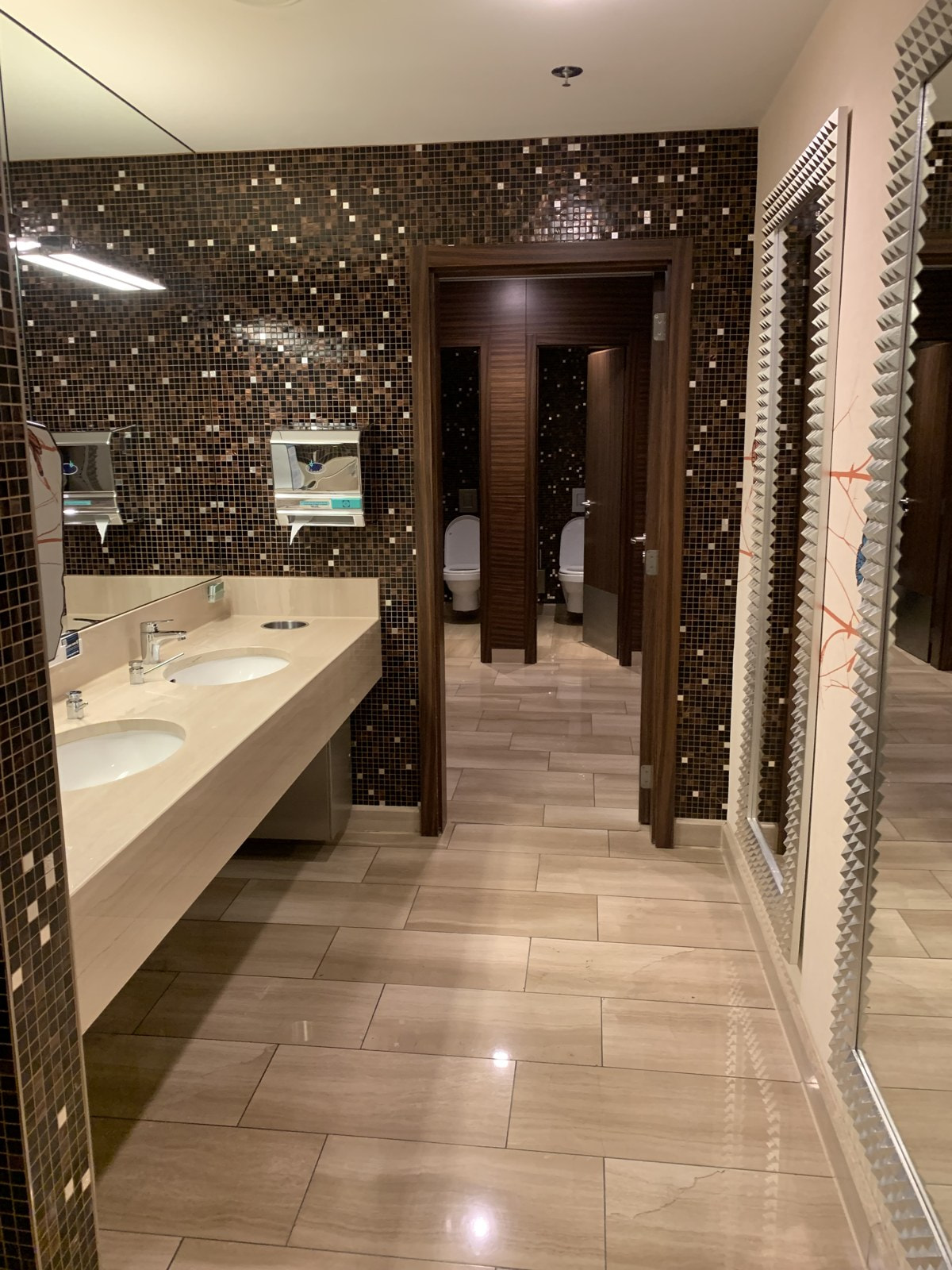 Toiletten mit dunklem Mosaik in der Spielbank Hannover