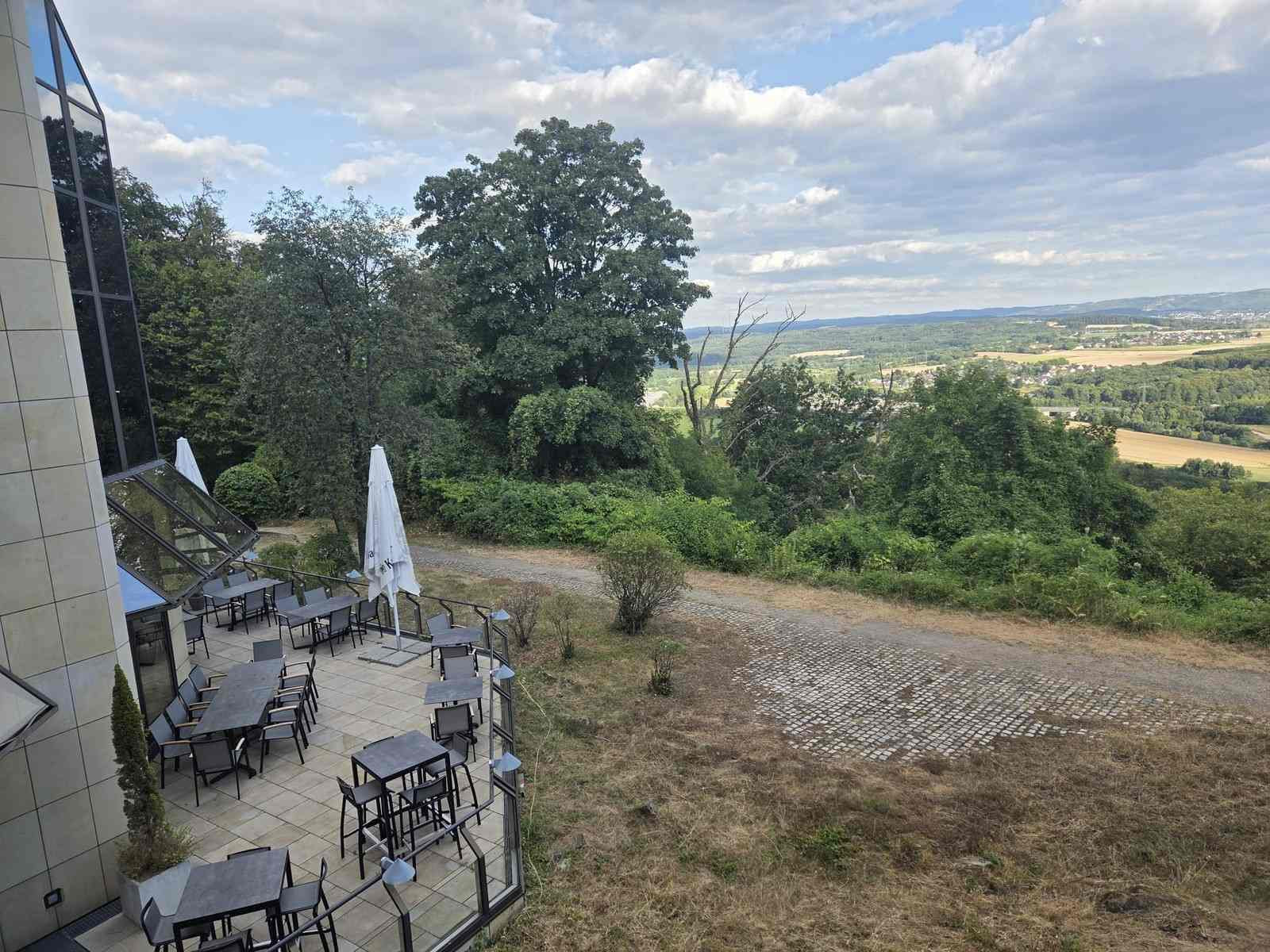 Raucherterrasse der Spielbank Hohensyburg mit Tischen und Stühlen