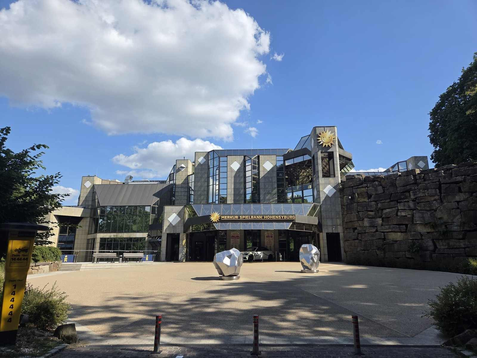 Fassade und Eingang der Merkur Spielbank Hohensyburg in Dortmund