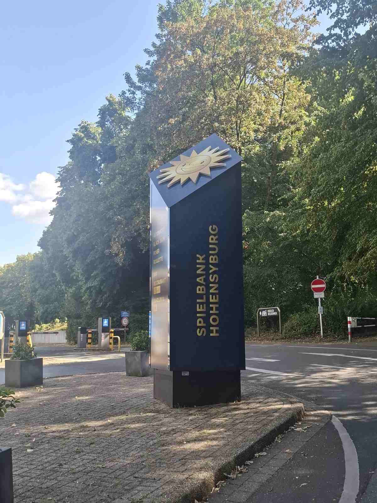 Werbepylon der Spielbank Hohensyburg an der Zufahrt zum Parkplatz