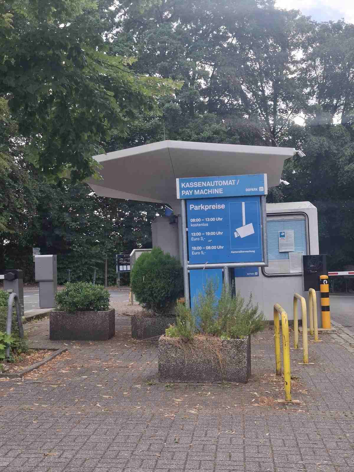 Kassenautomat mit Parkgebühren am Parkplatz der Spielbank Hohensyburg
