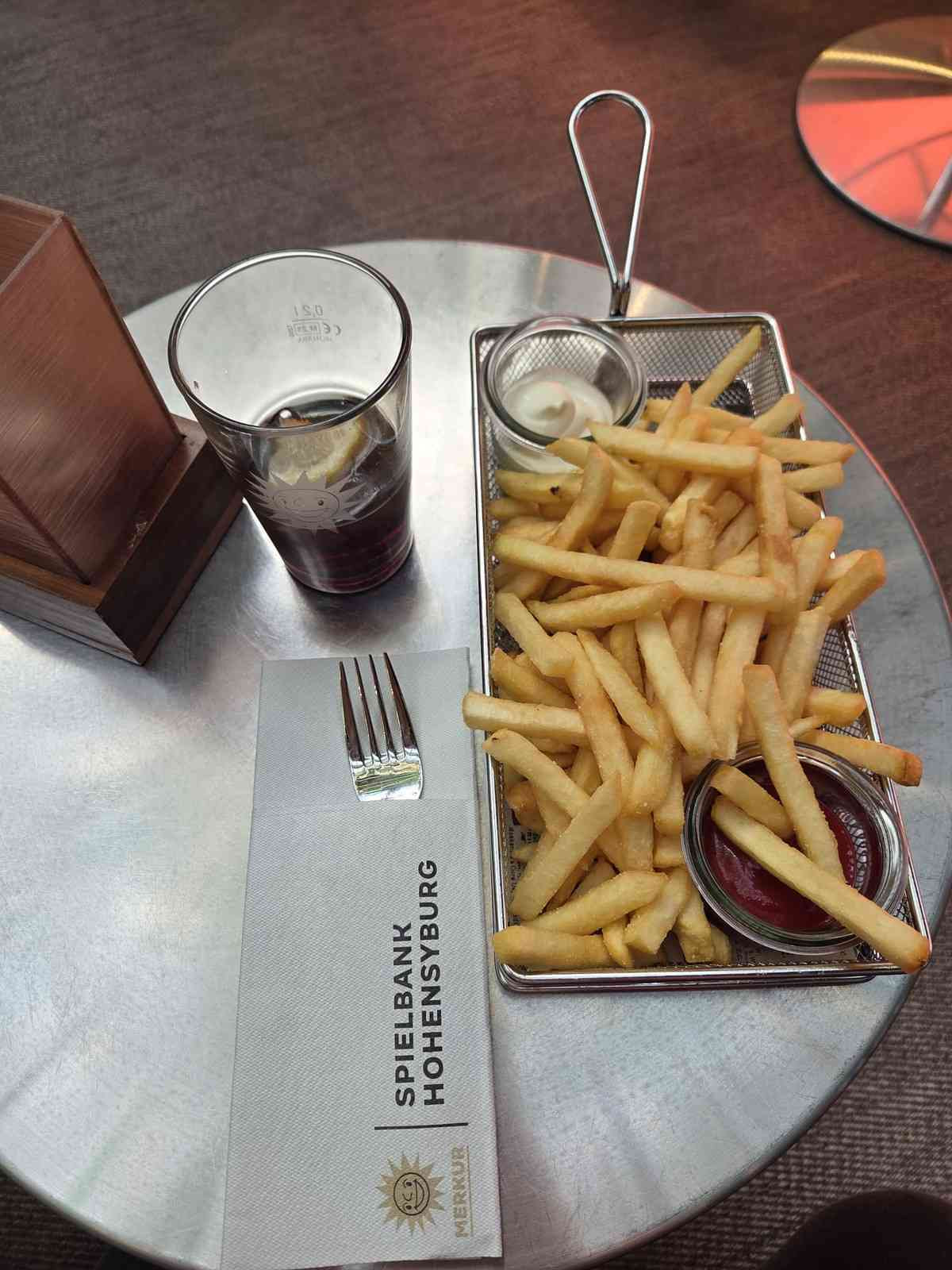 Snack mit Getränk an der Bar der Spielbank Hohensyburg