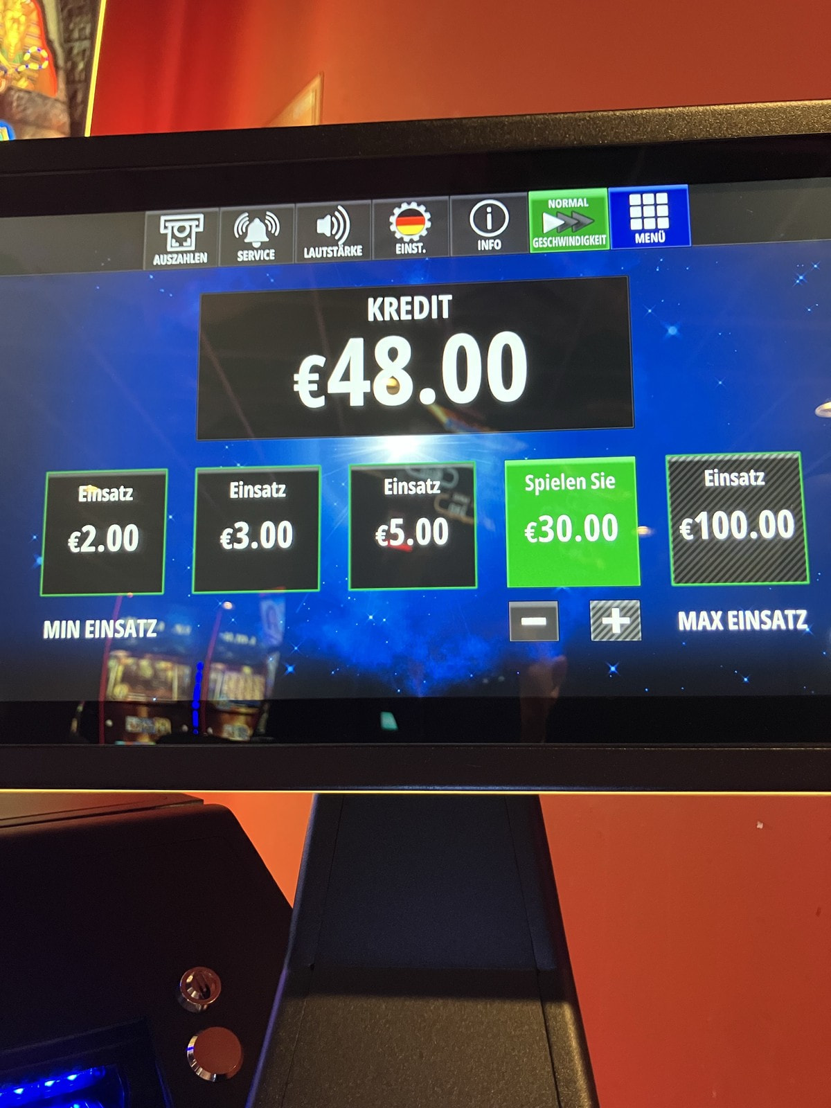 Einsatzauswahl von 2 bis 100 Euro pro Spin auf dem Bildschirm eines neuen Novoline-Geräts
