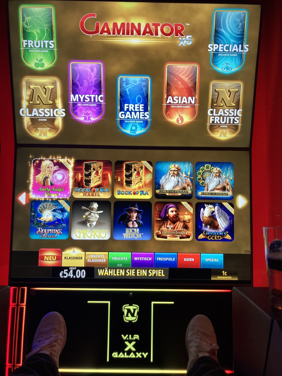 Gaminator-Spielauswahl mit Book of Ra und weiteren Novoline-Titeln auf dem XXL-Bildschirm