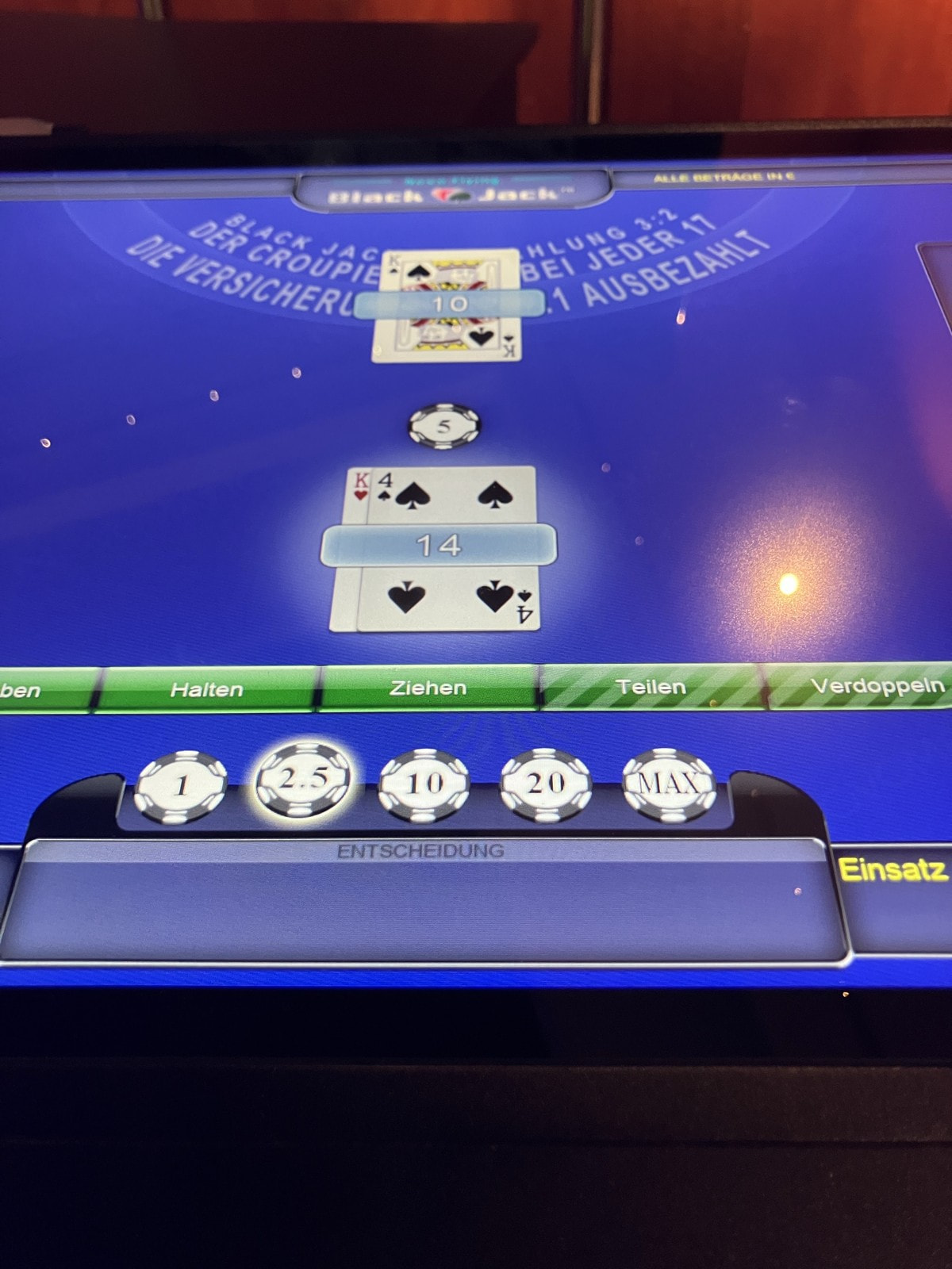 Blackjack-Hand auf dem Bildschirm des Black-Jack-Automaten mit sechs Plätzen