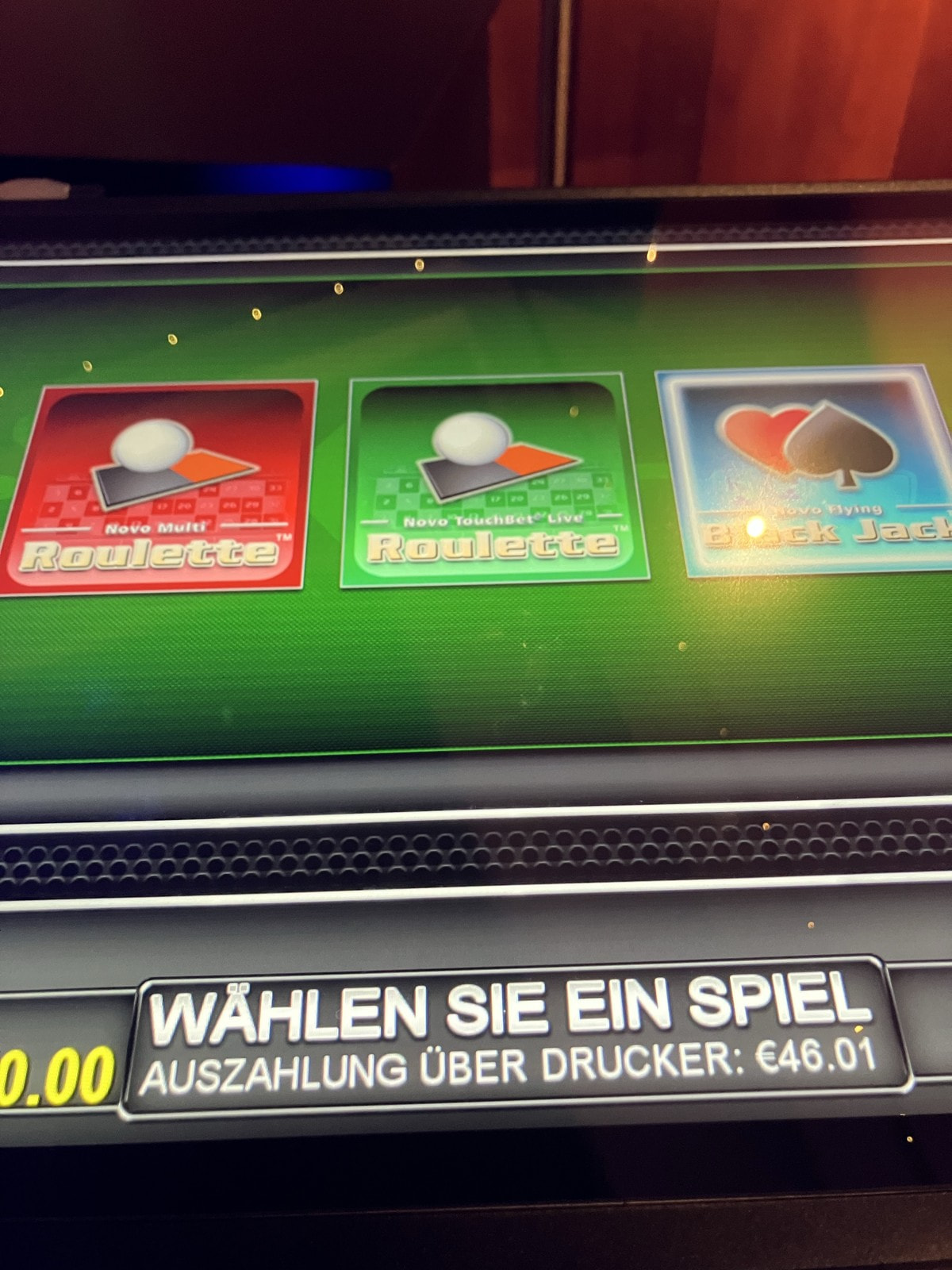 Spielauswahl am Multi-Terminal mit Roulette und Black Jack in der Spielbank Kassel