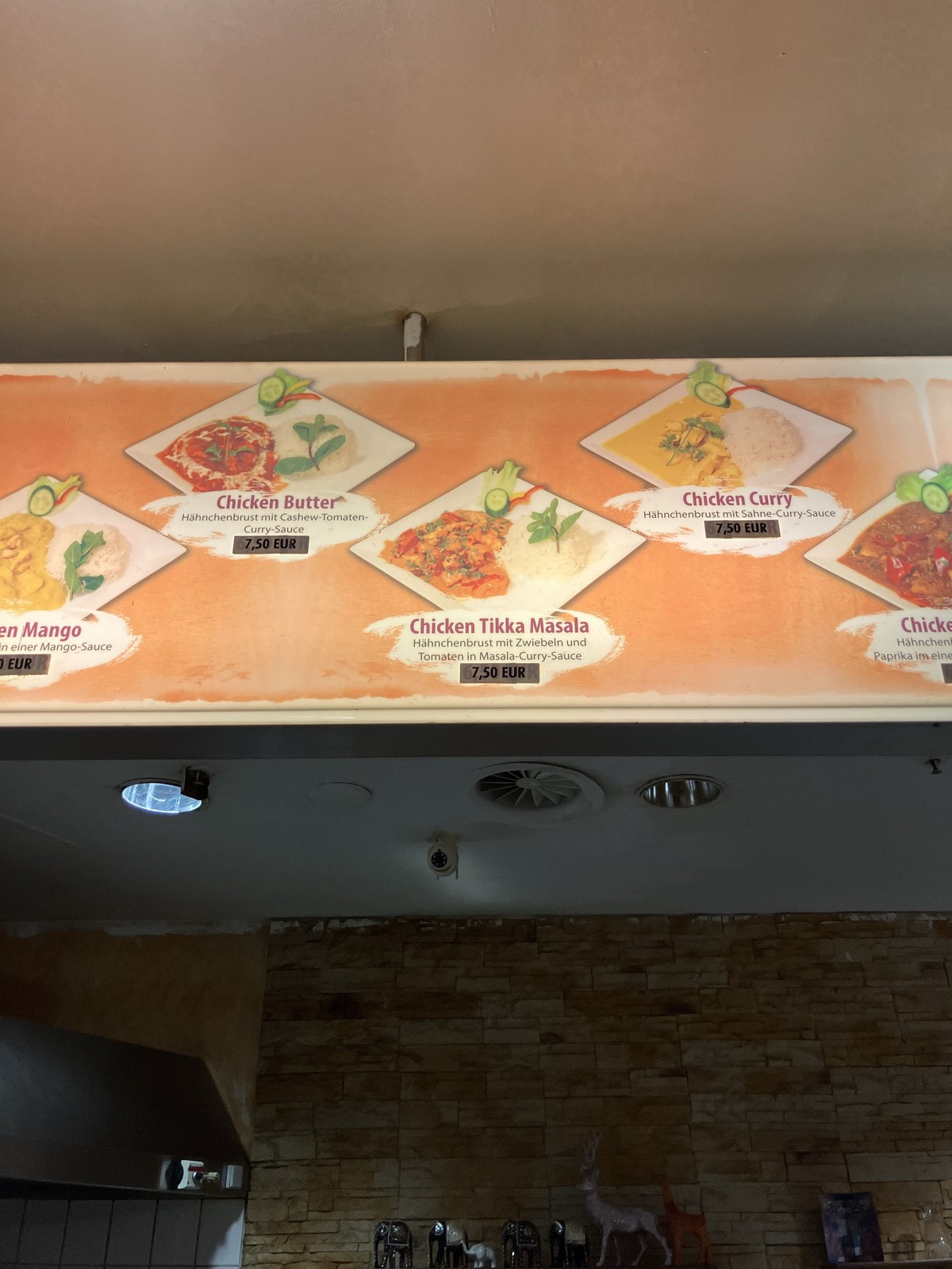 Speisetafel des indischen Imbisses in der Kurfürstengalerie Kassel