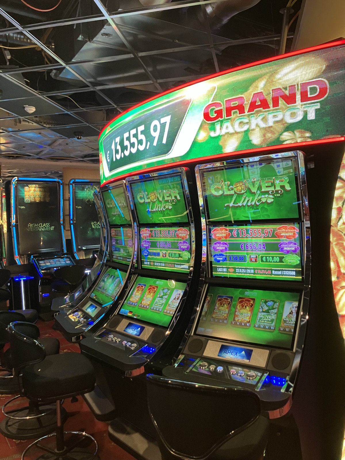 Anzeige des Grand Jackpot mit 13.555,97 Euro über den Automaten der Spielbank Kassel