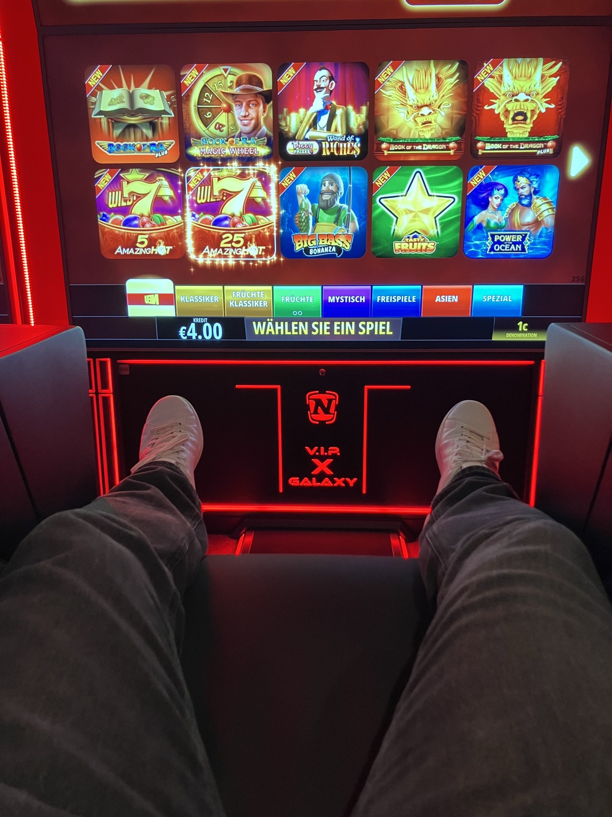 Blick aus dem zurückgelehnten VIP-Sessel auf den Novoline-Bildschirm