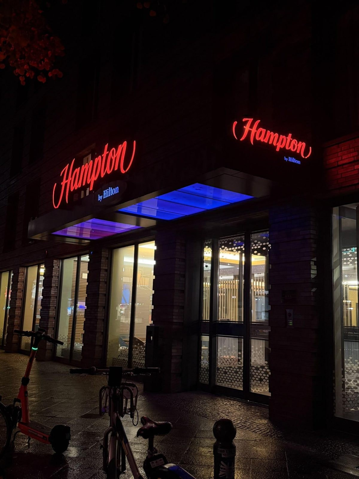 Eingang des Hotels Hampton by Hilton in der Uhlandstraße bei Nacht