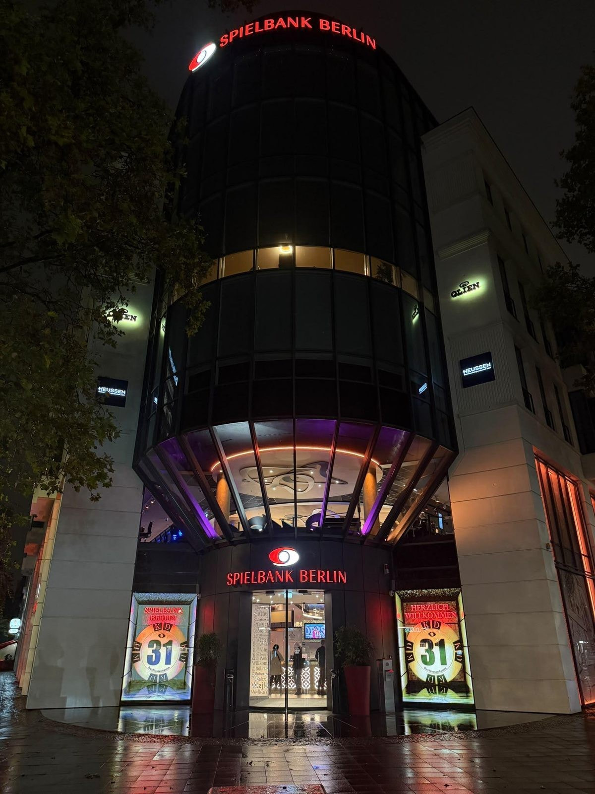Runde Glasfassade der Spielbank Berlin an der Ecke Kurfürstendamm und Uhlandstraße bei Nacht
