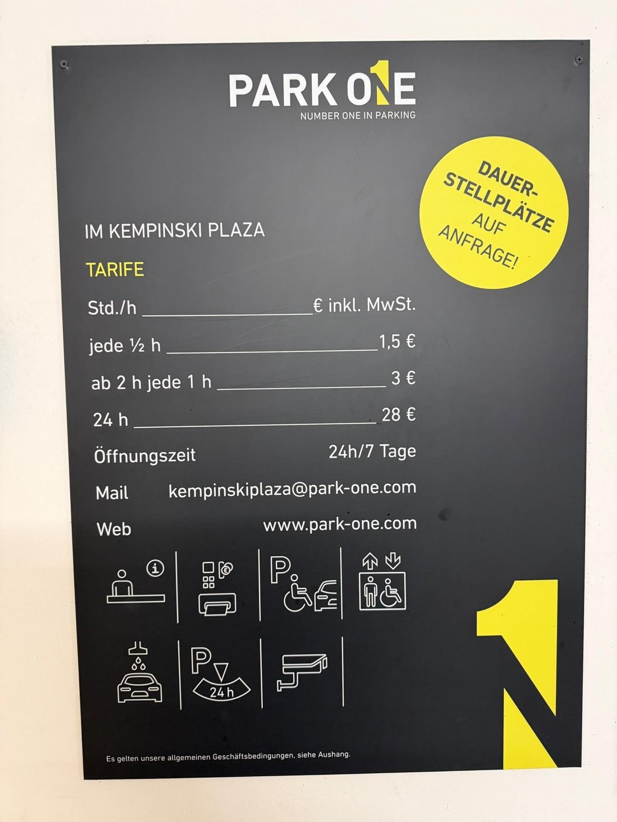 Preistafel des Parkhauses Park One im Kempinski Plaza neben der Spielbank